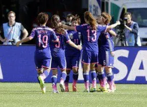 لاعبات منتخب اليابان سعيدات باحراز هدف في مرمى انجلترا يوم الاربعاء رويترز