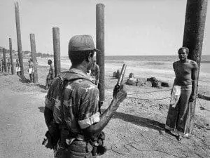 وزراء تم ربطهم على اعواد خشب لأعدامهم في ليبيريا بعد اندلاع الثورة ومقتل رئيس ليبيريا عام 1980