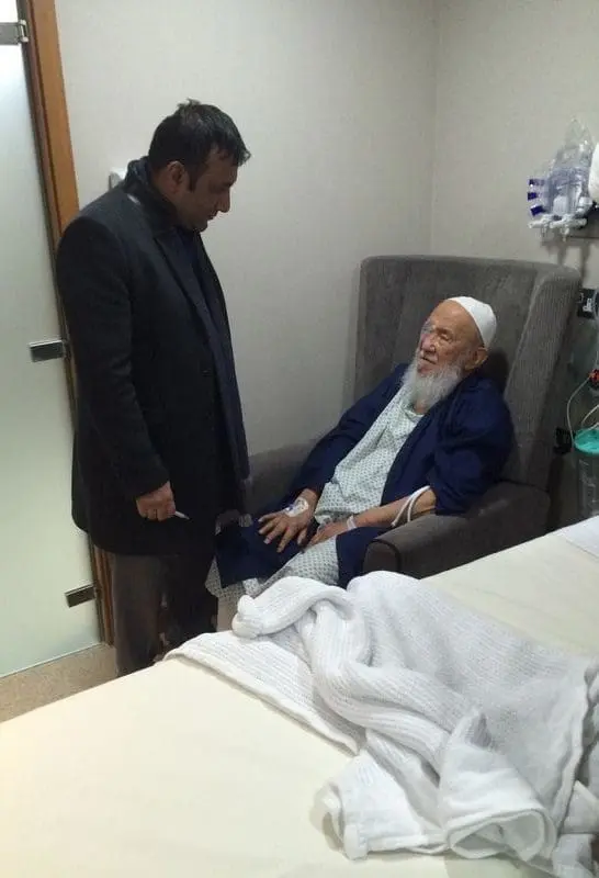 بالصورة المرجع الشيخ الفياض أثناء وجوده في مستشفى كروميل في بريطانيا
