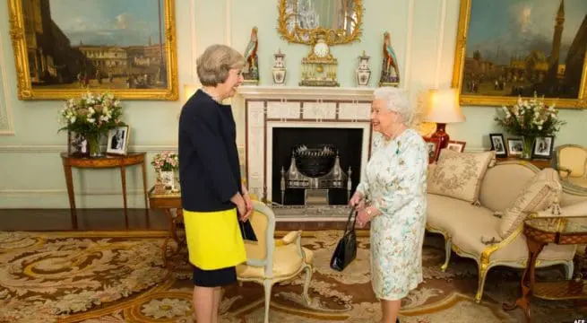 بريطانيا.. الملكة إليزابيث تعين تيريزا ماي رئيسة للوزراء
