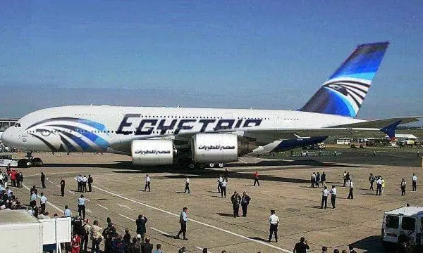 طائرة مصرية اصطدمت بعربة كاترينج بمهبط مطار القاهرة متجهة الى اربيل
