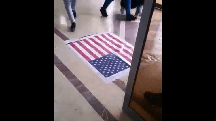طلاب إيرانيون يرفضون تدنيس العلم الأمريكي وامريكا تعلق
