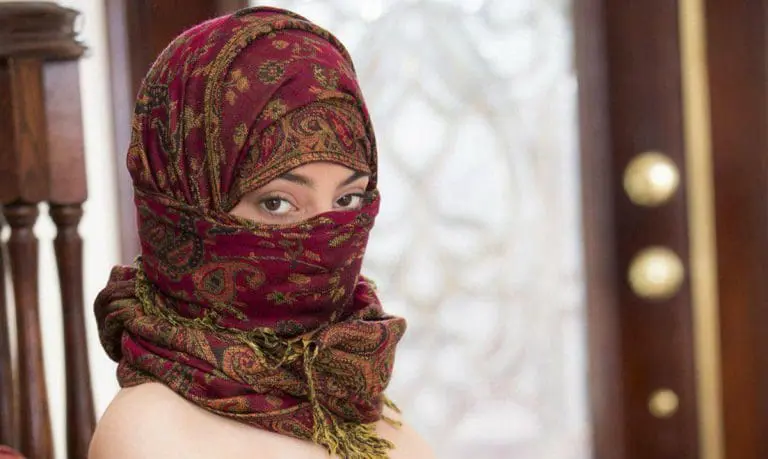 ممثلة اباحية منتجي أفلام الإباحة كانوا يصرون على ارتدائها الحجاب
