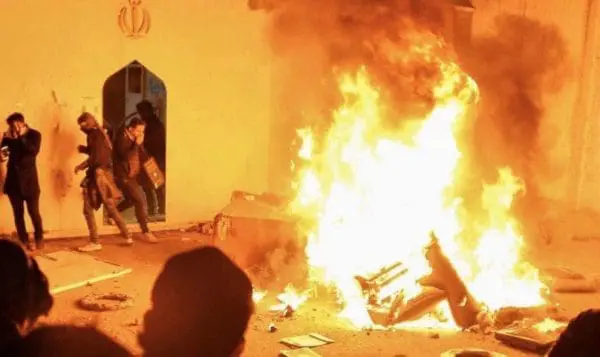 إيرج مسجديعصابات وراء حرق مبنى القنصلية الايرانية في محافظة النجف