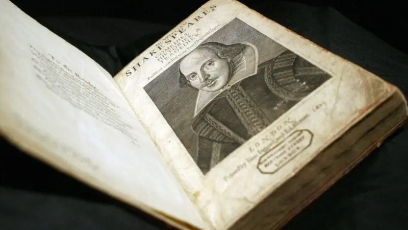 كتاب نادر لأعمال وليام شكسبير عام 1623 يباع بـ 99 مليون دولار