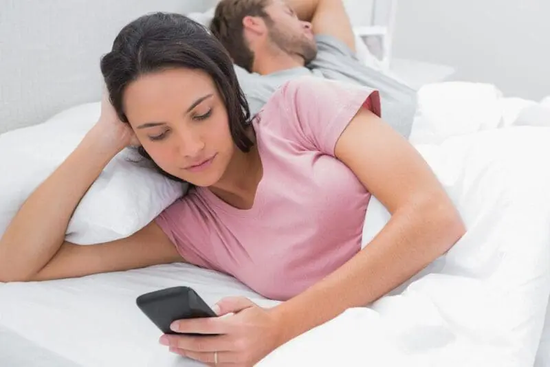 عندما تقع الزوجة في المحظور التواصل الاجتماعي يهدد الحياة الزوجية