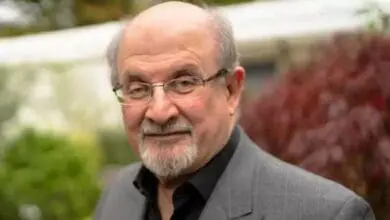"بعد حادثة الطعن" سلمان رشدي يفقد نظره وتشل يده