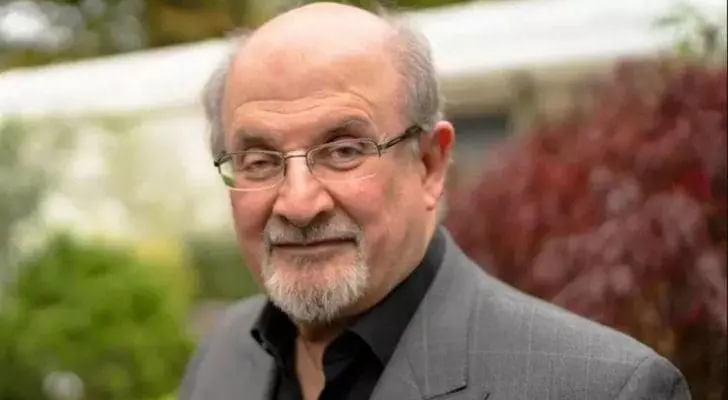بعد حادثة الطعن سلمان رشدي يفقد نظره وتشل يده