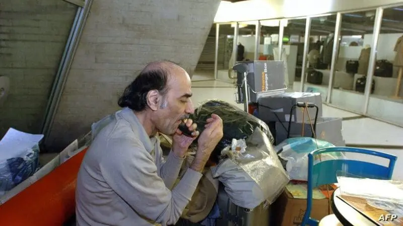 وفاة إيراني عاش في مطار باريس 18 عاما وملهم قصة فيلم "ذي تيرمينال" (مبنى الركاب)