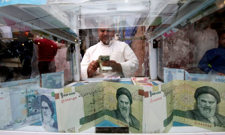 انهيار العملة الإيرانية وتسجل 5 ملايين لكل 100 دولار