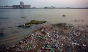 كارثة بيئية تلوث ثلاثي يضرب مياه العراق