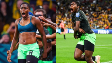 لاعبة نيجيريا تخلع قميصها احتفالا بهدف ضد أستراليا في مونديال السيدات