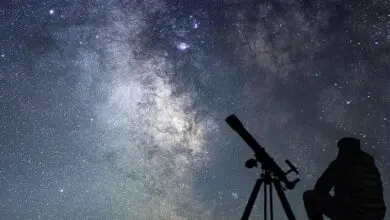 لماذا يستخدم عالم الفلك المراصد الفلكية