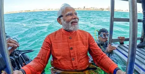 غطس رئيس الوزراء الهندي ناريندرا مودي تحت الماء في بحر العرب
