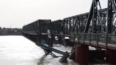 انهيار توسعة جسر الفلوجة القديم يثير استياء شعبي وجدل كبير