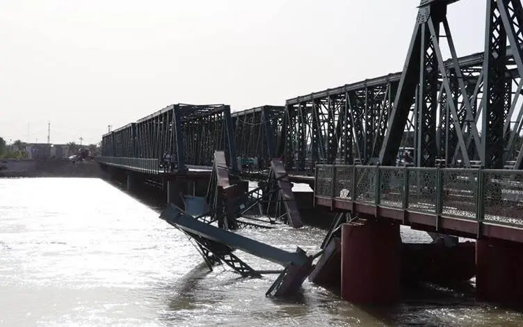 انهيار توسعة جسر الفلوجة القديم يثير استياء شعبي وجدل كبير