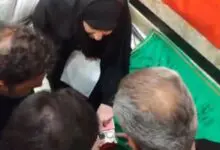 ابنة سليماني تقدم خاتم والدها ليدفن مع جثمان وزير الخارجية
