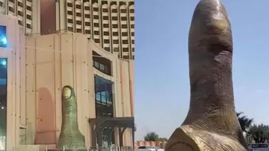 تمثال الاصبع الخالي من الذوق العام يثير السخرية في بغداد