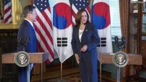 هاريس تمسح يدها بعد مصافحة رئيس كوريا الجنوبية وانتقادات لاذعة