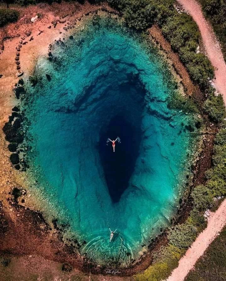 بحيرة عين الأرض جمال فريد من سحر الطبيعة الخلابة في كرواتيا