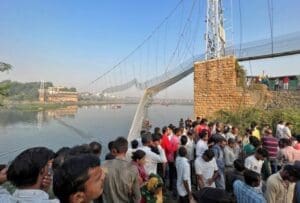 انهيار جسر وسقوط مئات الأشخاص في نهر بولاية كجرات في الهند