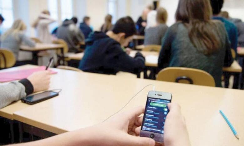 التربية تمنع إدخال الموبايل بكاميرا للطلبة داخل المدارس