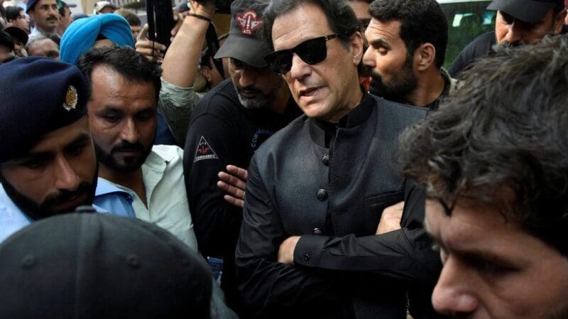 عمران خان رئيس الوزراء الباكستاني السابق ينجو من محاولة اغتيال