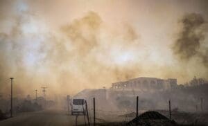 حريق جزيرة رودس اليونانية يخرج عن السيطرة وعملية اجلاء واسعة