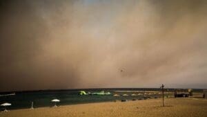 حريق جزيرة رودس اليونانية يخرج عن السيطرة