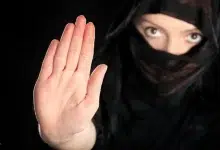فتاة سعودية تضرب رجلا تسقطه ارضا بعد ان تحرش بها