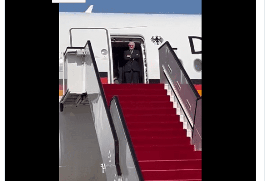 الرئيس الالماني في سابقة ينتظر نصف ساعة على سلم الطائرة في قطر