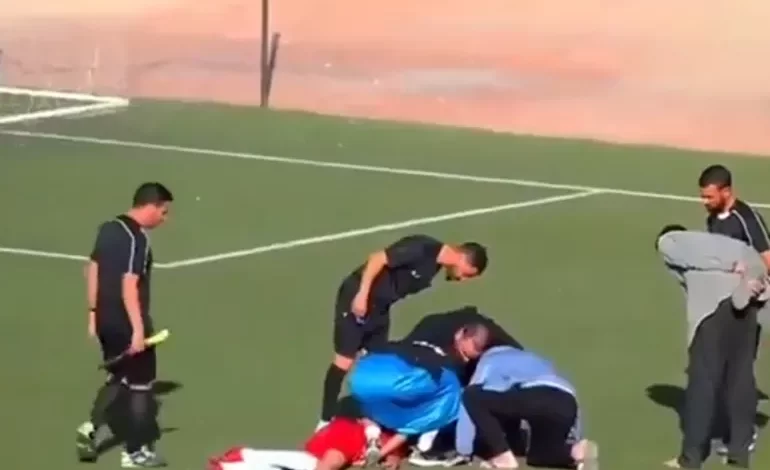 شاهد لحظة وفاة اللاعب الجزائري وسيم جزار في المباراة